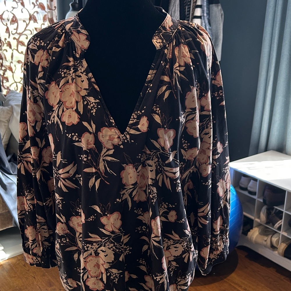 Evereve Black Blush Floral V-Neck Peasant Top